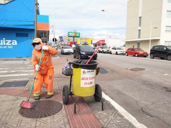 Dona Ivonete, 58 anos, dá duro trabalhando na limpeza da cidade