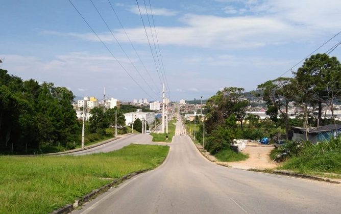 A Avenida das Torres, uma das principais artérias de trânsito da cidade e que permitiu o desenvolvimento de mais bairros