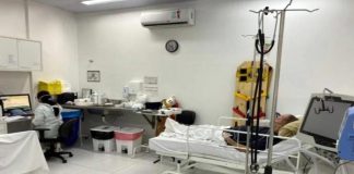 paciente em cama na upa; profissional de saúde no computador em bancada; equipamentos de enfermaria ao redor - UPA de São José fechou as portas de madrugada com lotação de pacientes por covid