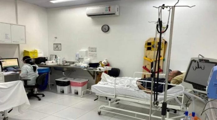 paciente em cama na upa; profissional de saúde no computador em bancada; equipamentos de enfermaria ao redor - UPA de São José fechou as portas de madrugada com lotação de pacientes por covid
