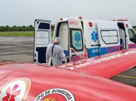 avião dos bombeiros ao lado de ambulância com portas abertas em transferência de paciente pro espírito santo