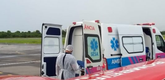 Pacientes de SC não podem mais ser transferidos para o Espírito Santo, também lotado avião dos bombeiros ao lado de ambulância com portas abertas em transferência de paciente pro espírito santo