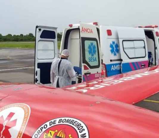 avião dos bombeiros ao lado de ambulância com portas abertas em transferência de paciente pro espírito santo