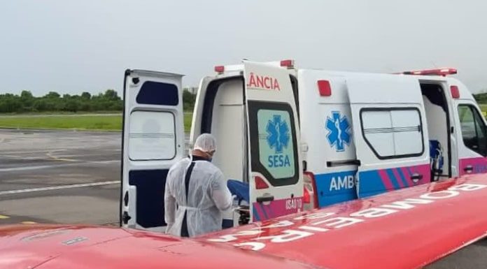 avião dos bombeiros ao lado de ambulância com portas abertas em transferência de paciente pro espírito santo