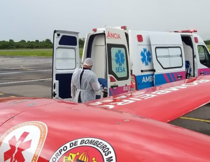 avião dos bombeiros ao lado de ambulância com portas abertas em transferência de paciente pro espírito santo