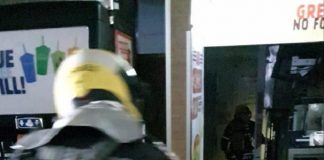 bombeiro usando roupa de proteção entra em local chamuscado peloo incêndio no shopping itaguaçu