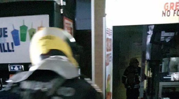 bombeiro usando roupa de proteção entra em local chamuscado peloo incêndio no shopping itaguaçu