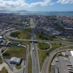foto aérea do elevado de intersecção da br 101 com a via expressa e cidade de são josé ao fundo