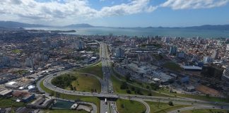 foto aérea do elevado de intersecção da br 101 com a via expressa e cidade de são josé ao fundo