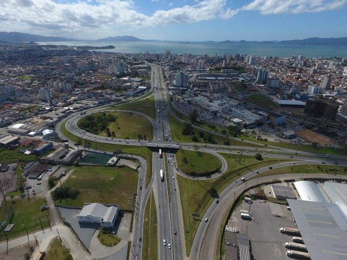 foto aérea do elevado de intersecção da br 101 com a via expressa e cidade de são josé ao fundo