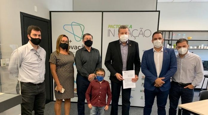 grupo de sete pessoas posa de máscara no acordo para municipalização do sine