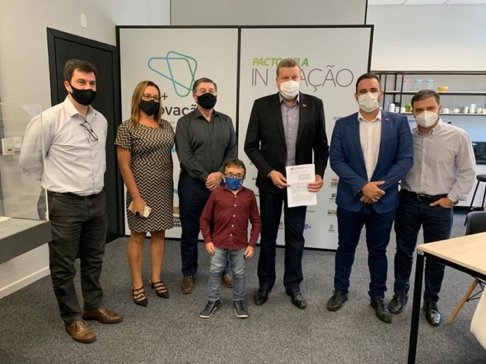 grupo de sete pessoas posa de máscara no acordo para municipalização do sine