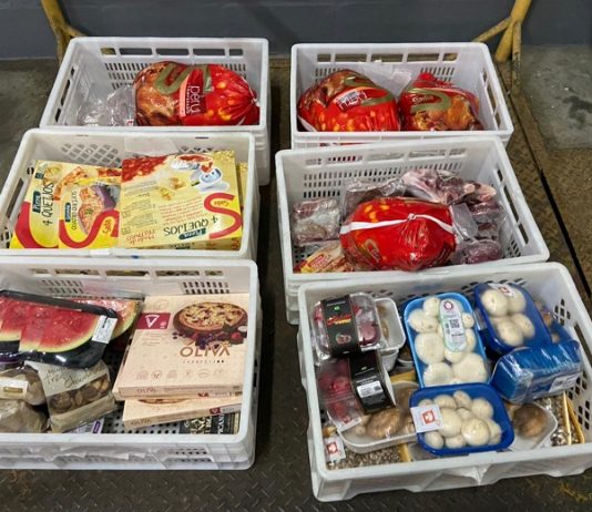 caixas com os 77kg de alimentos apreendidos em florianópolis