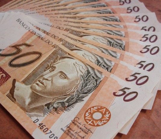 Auxílio emergencial em SC entra em estudo pelo governo, contrariando secretário notas de 50 reais - auxílio emergencial em sc entra em estudo