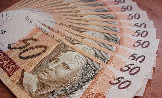 notas de 50 reais - auxílio emergencial em sc entra em estudo