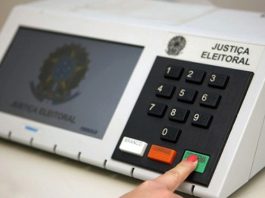 PSL pede cassação de vereadores do MDB de São José por uso de candidata “fictícia” mão feminina pressiona botão verde da urna eletrônica - candidatura fictícia pode resultar em cassações em são josé