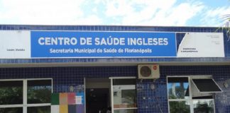 Centro de Saúde dos Ingleses, em Florianópolis. Identificado em letras brancas com fundo azul claro, tem azulejos azuis escuros na parede