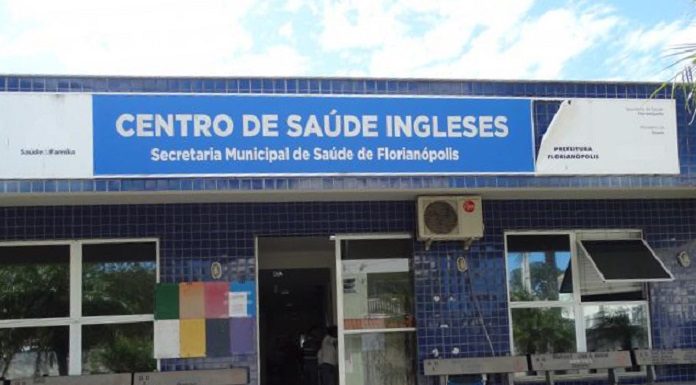 Centro de Saúde dos Ingleses, em Florianópolis. Identificado em letras brancas com fundo azul claro, tem azulejos azuis escuros na parede