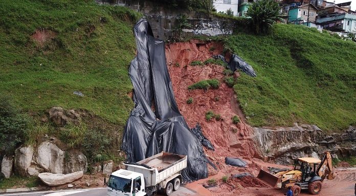 Florianópolis e São José registram 98 ocorrências relacionadas às chuvas fortes Imagem de deslizamento de terra em trecho da Via Expressa em Florianópolis. Há um caminhão e carros de suporte da pista. Florianópolis e São José registraram quase 100 ocorrências relacionadas às chuvas nesta segunda-feira