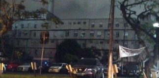 Hospital Regional de São José no escuro após apagão. Na foto, é possível ver que está anoitecendo e as luzes do hospital estão apagadas.