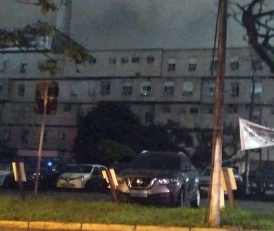 Hospital Regional de São José no escuro após apagão. Na foto, é possível ver que está anoitecendo e as luzes do hospital estão apagadas.