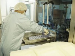 profissional de saúde em laboratório - fiocruz prevê produção de 1 milhão de doses de vacinas por dia