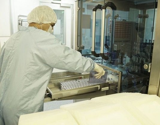 profissional de saúde em laboratório - fiocruz prevê produção de 1 milhão de doses de vacinas por dia