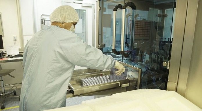 profissional de saúde em laboratório - fiocruz prevê produção de 1 milhão de doses de vacinas por dia