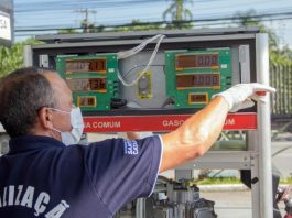 fiscal do procon de são josé faz averiguação de bomba de combustível; ele usa máscara;