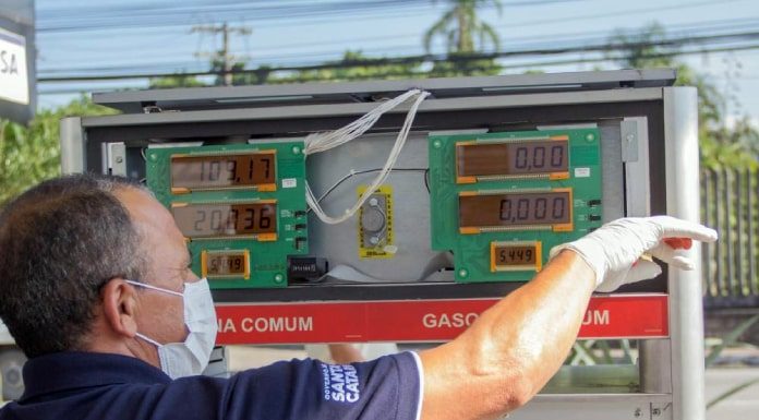 fiscal do procon de são josé faz averiguação de bomba de combustível; ele usa máscara;