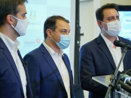 três governadores usando máscara em pé em entrevista coletiva