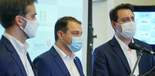 três governadores usando máscara em pé em entrevista coletiva