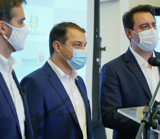 Governo de SC descarta lockdown e governadores do Sul se unem para comprar medicamentos três governadores usando máscara em pé em entrevista coletiva