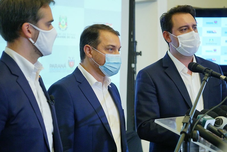 três governadores usando máscara em pé em entrevista coletiva