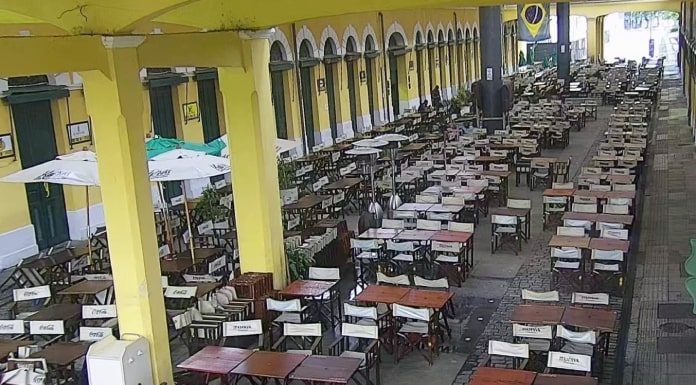 vista do vão central do mercado público de florianópolis com mesas e cadeiras vazias - governo restringe consumo de bebidas alcoólicas