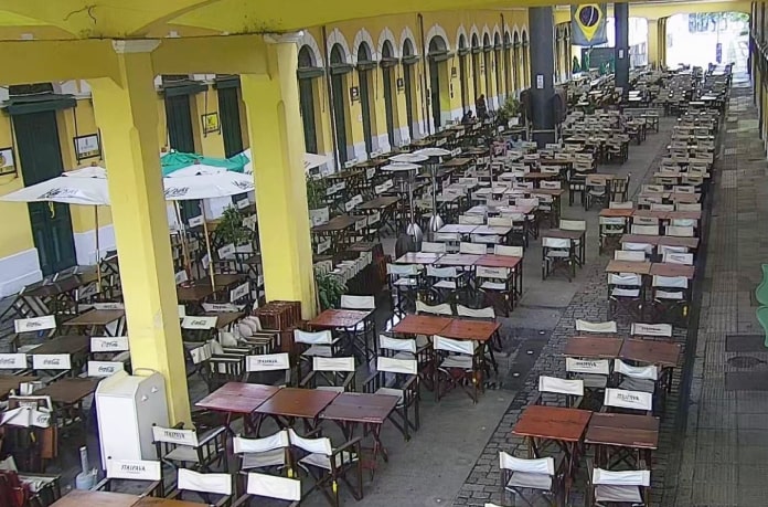 vista do vão central do mercado público de florianópolis com mesas e cadeiras vazias - governo restringe consumo de bebidas alcoólicas