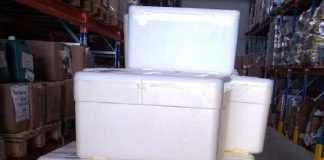 Caixas de isopor empilhadas, nelas estão os medicamentos do kit intubação que estão sendo distribuídos em Santa Catarina