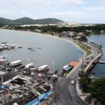 foto áerea da lagoa, aparecendo a ponte, parte do centrinho e cais dos barcos - lagoa da conceição está imprópria para banho