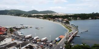 foto áerea da lagoa, aparecendo a ponte, parte do centrinho e cais dos barcos - lagoa da conceição está imprópria para banho