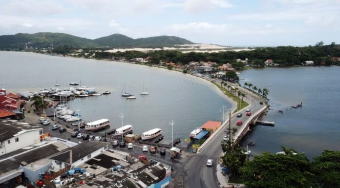 foto áerea da lagoa, aparecendo a ponte, parte do centrinho e cais dos barcos - lagoa da conceição está imprópria para banho