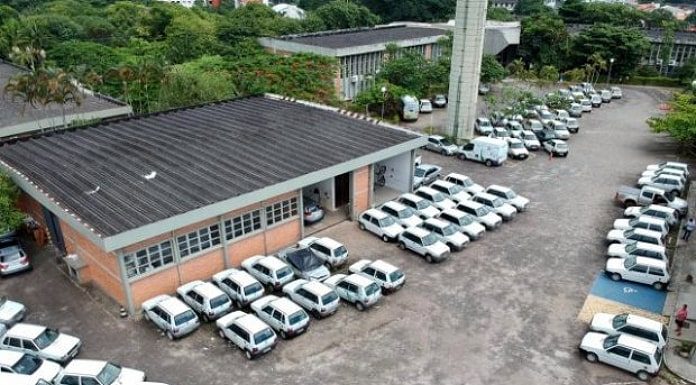foto superior de pátio onde estão diversos carros que farão parte do leilão da epagri