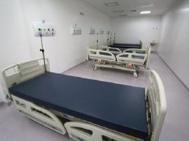 Quarto branco com três camas de hospital vazias. O governo de SC vai ampliar o número de leitos de UTI e clínicos no estado.