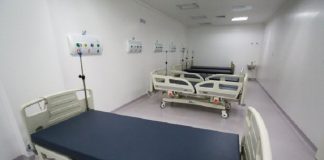 Quarto branco com três camas de hospital vazias. O governo de SC vai ampliar o número de leitos de UTI e clínicos no estado.