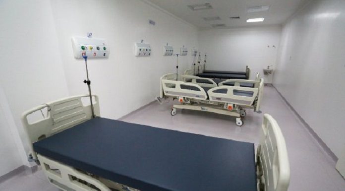 Quarto branco com três camas de hospital vazias. O governo de SC vai ampliar o número de leitos de UTI e clínicos no estado.