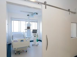 leito de uti vazio, visto de fora - 390 pacientes em SC aguardam por UTI