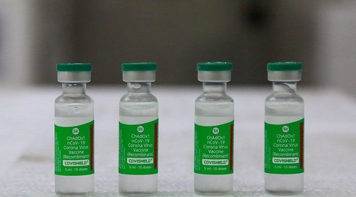 quatro ampolas de doses de vacinas - sc recebe novo lote