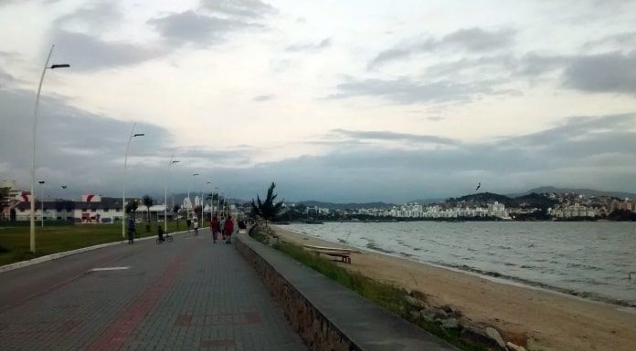 calçadão da av. beira-mar, com praia ao lado, pessoas ao fundo - medidas restritivas em são josé