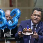 ivan naatz mostra bolo e balões com o número 33 em alusão ao "aniversário" da compra dos respiradores