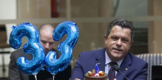 ivan naatz mostra bolo e balões com o número 33 em alusão ao "aniversário" da compra dos respiradores