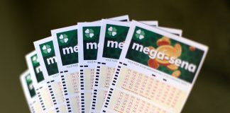 Sete bilhetes da mega-sena em formato de leque. Em SC, um deputado propõe um projeto de lei sobre o monopólio das loterias